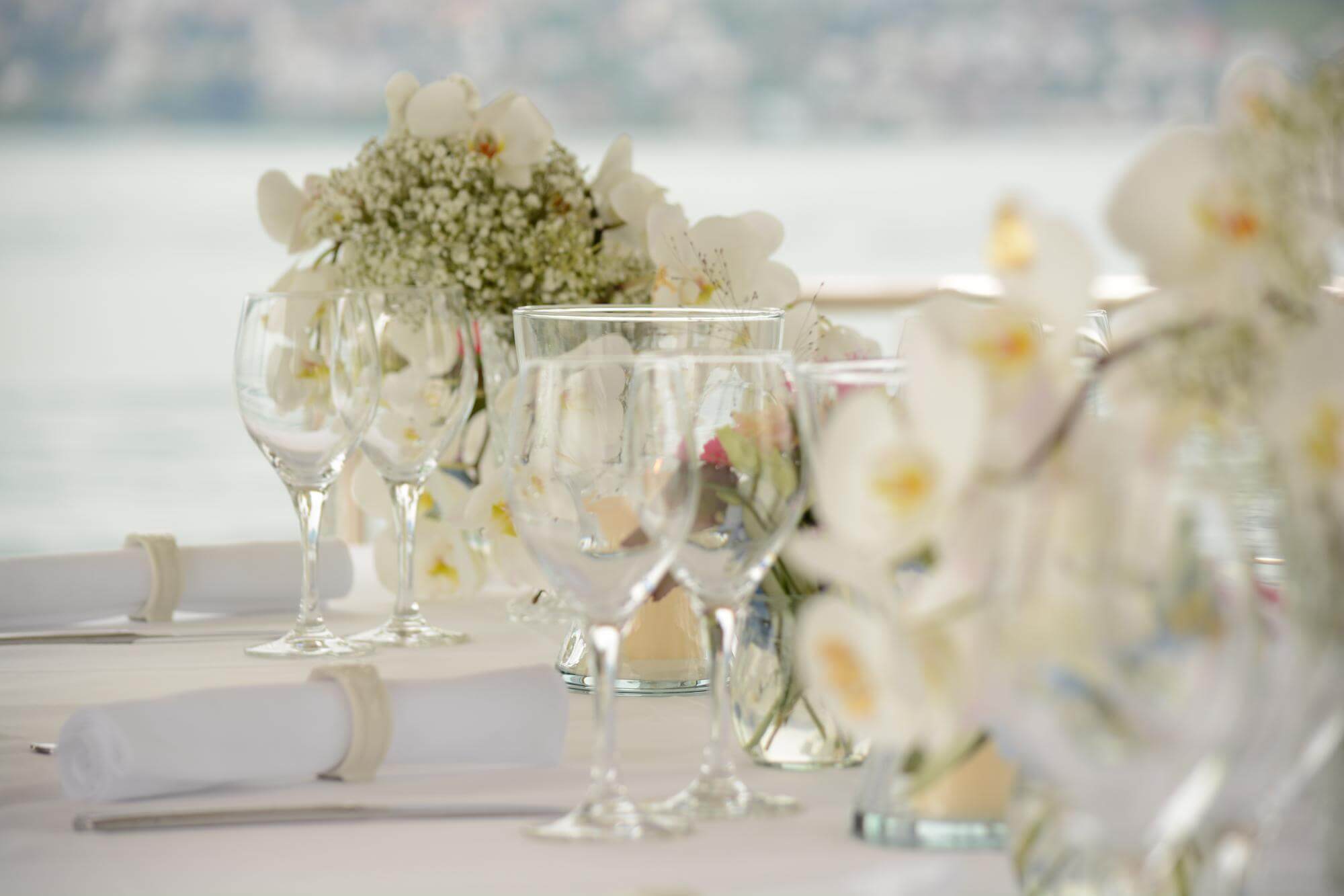 Elegante Tischdekoration mit Blick auf den Zürichsee