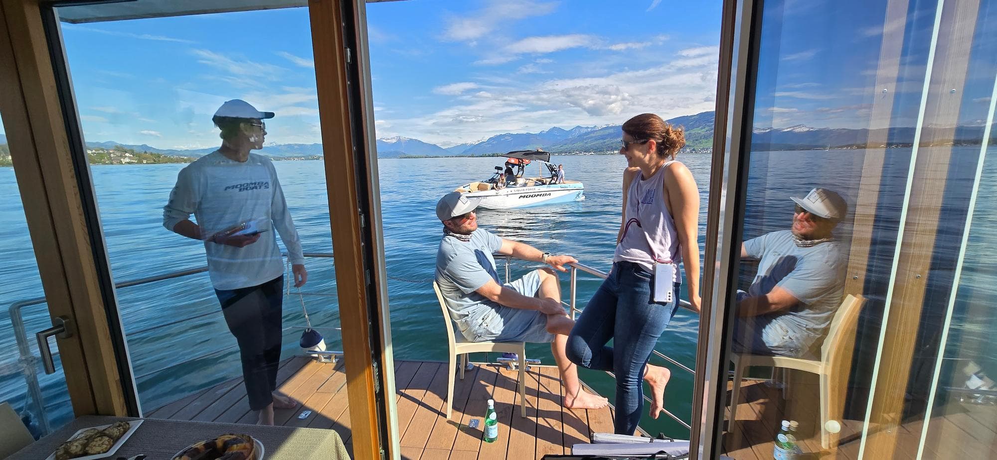 Gäste beobachten Wakeboarder vom Eventfloss aus