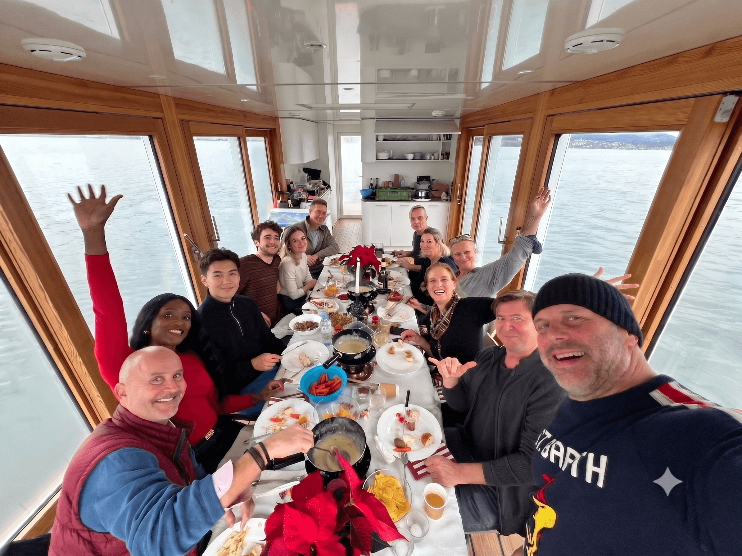 Gruppe geniesst Käsefondue an Bord des Eventflosses mit Blick auf den Zürichsee