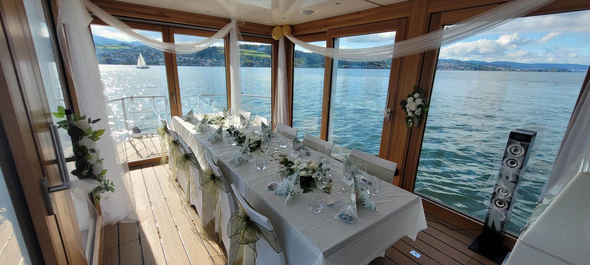 Festlich gedeckter Tisch im Innenraum mit Blick auf den Zürichsee