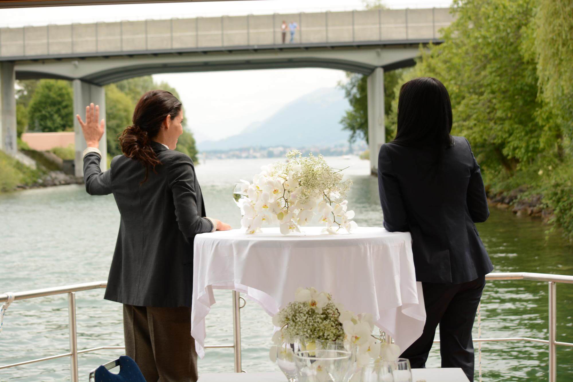 Gäste am Apéro-Tisch im Aussenbereich des Eventflosses