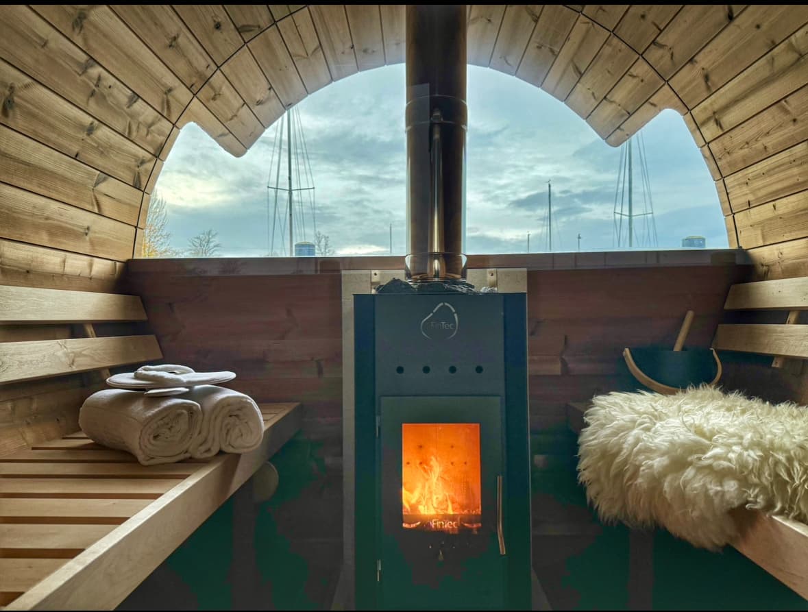 Innenraum des Saunaboots Leopoldd mit Holzofen und Blick auf den Zürichsee