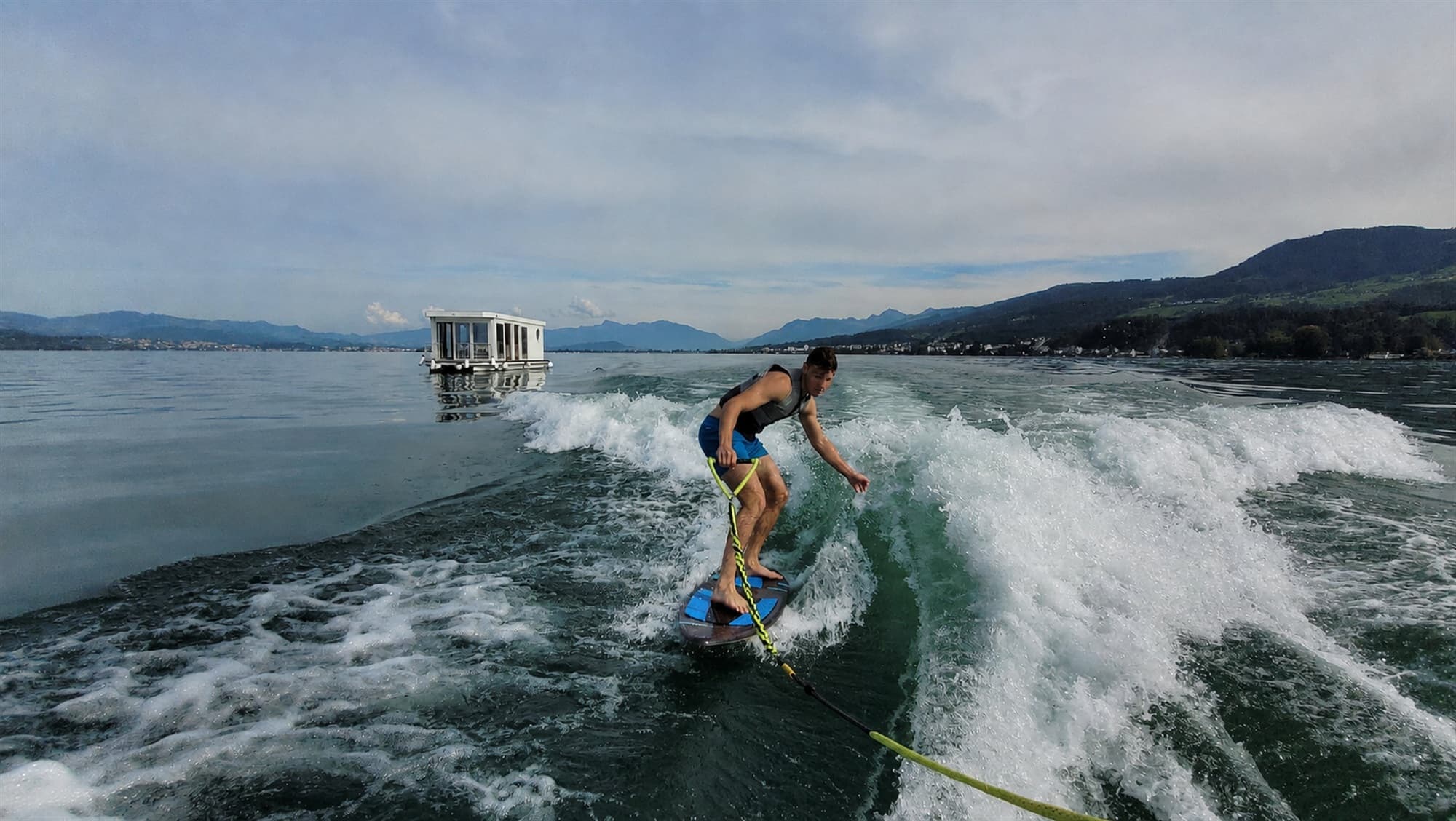 Wakesurfer vor dem Eventfloss auf dem Zürichsee
